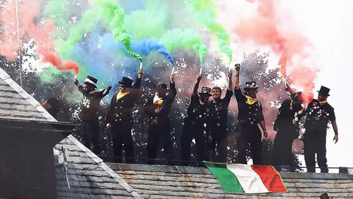 Spazzacamini italiani alla fine della sfilata sui tetti di Santa Maria Maggiore.